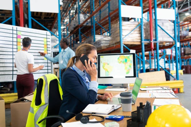 Una agente especializada en comercio haciendo una llamada