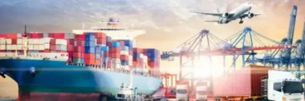 Buque de carga y camión portacontenedores operando juntos en la cadena de suministro global.