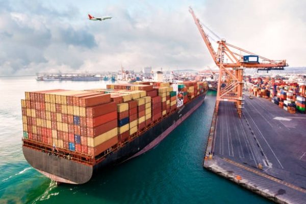 Carga de mercancías desde un barco